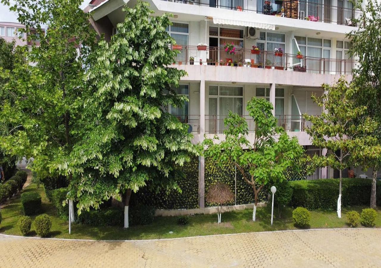 Charis Cozy Family Apart At Sun Village Complex Close To The Beach Pantai Sunny Bagian luar foto